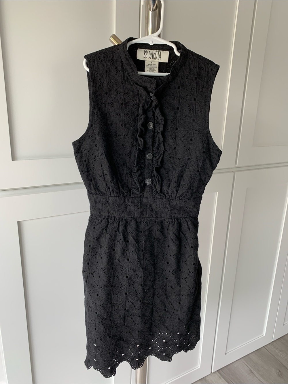 BB Dakota Black Sleeveless Eyelet Ruffle Dress, Size 0.
